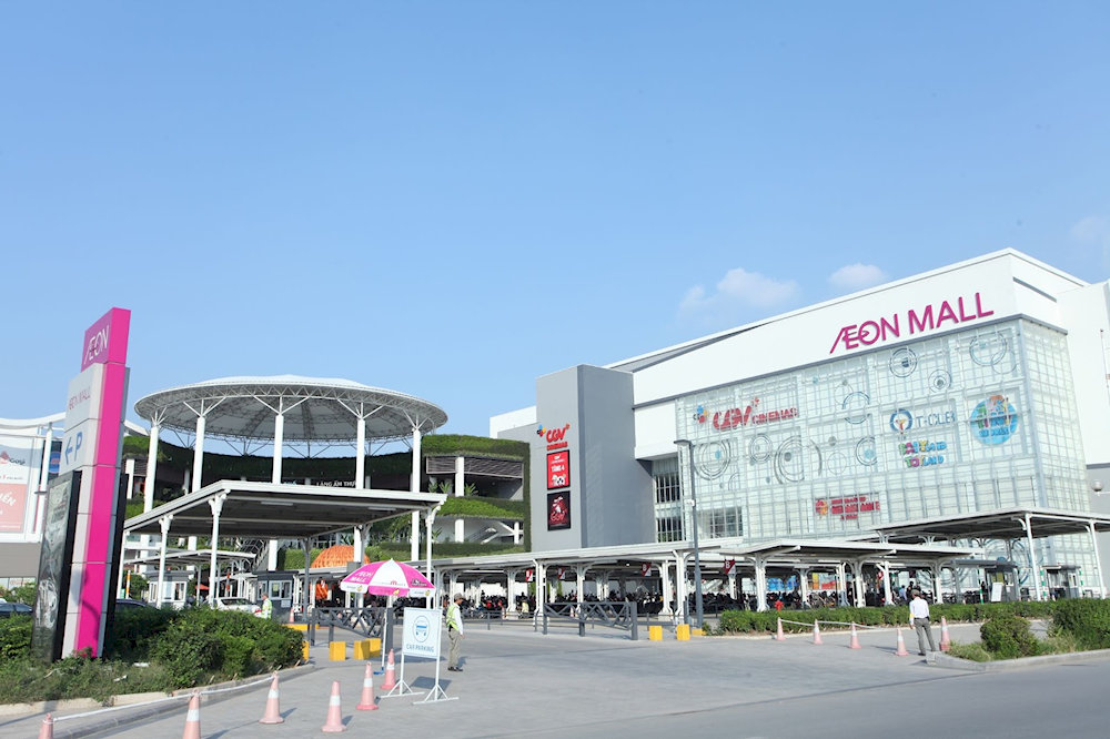 Aeon Mall Long Bien shopping center stands out with its large facade and spacious parking area